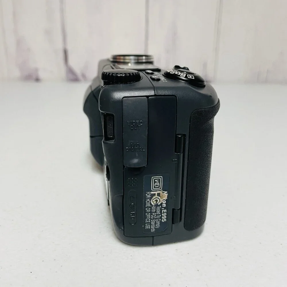 Nikon COOLPIX 995 3.2MP Digital Camera Black